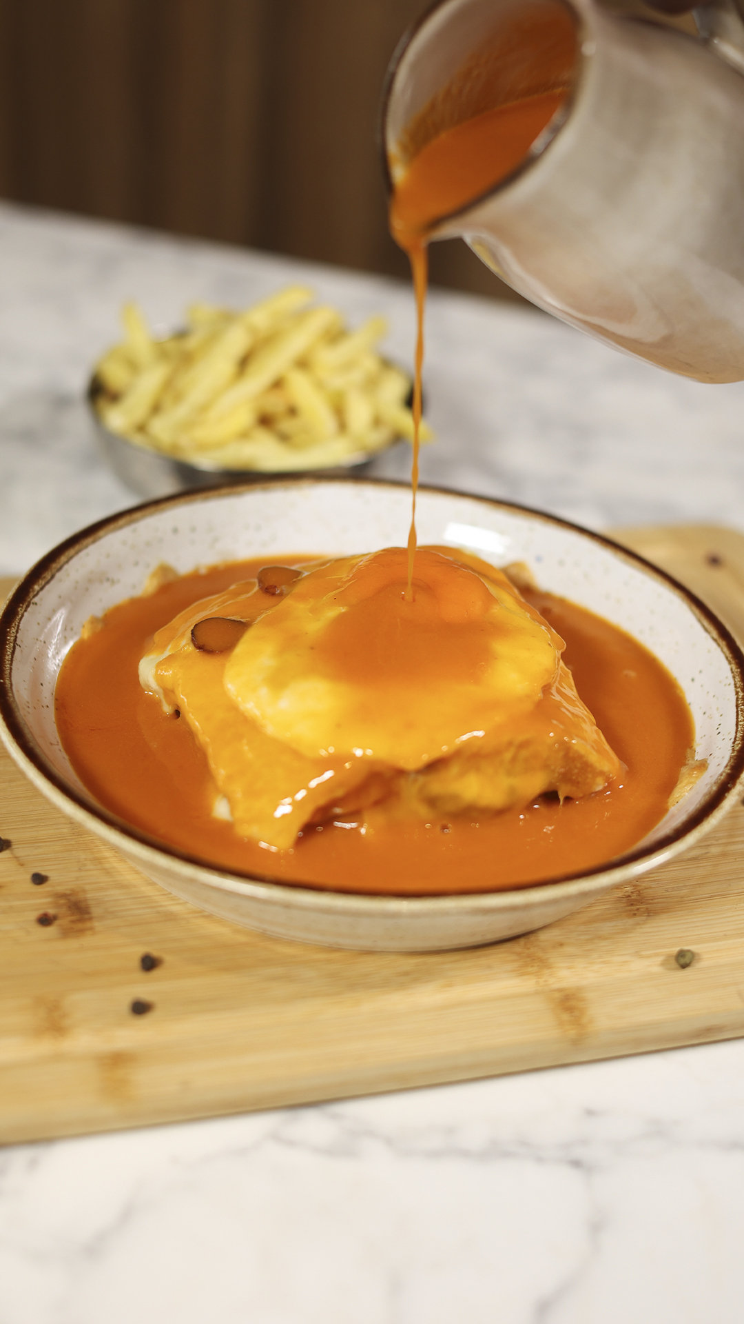 Francesinha dos Eusébios a receber molho