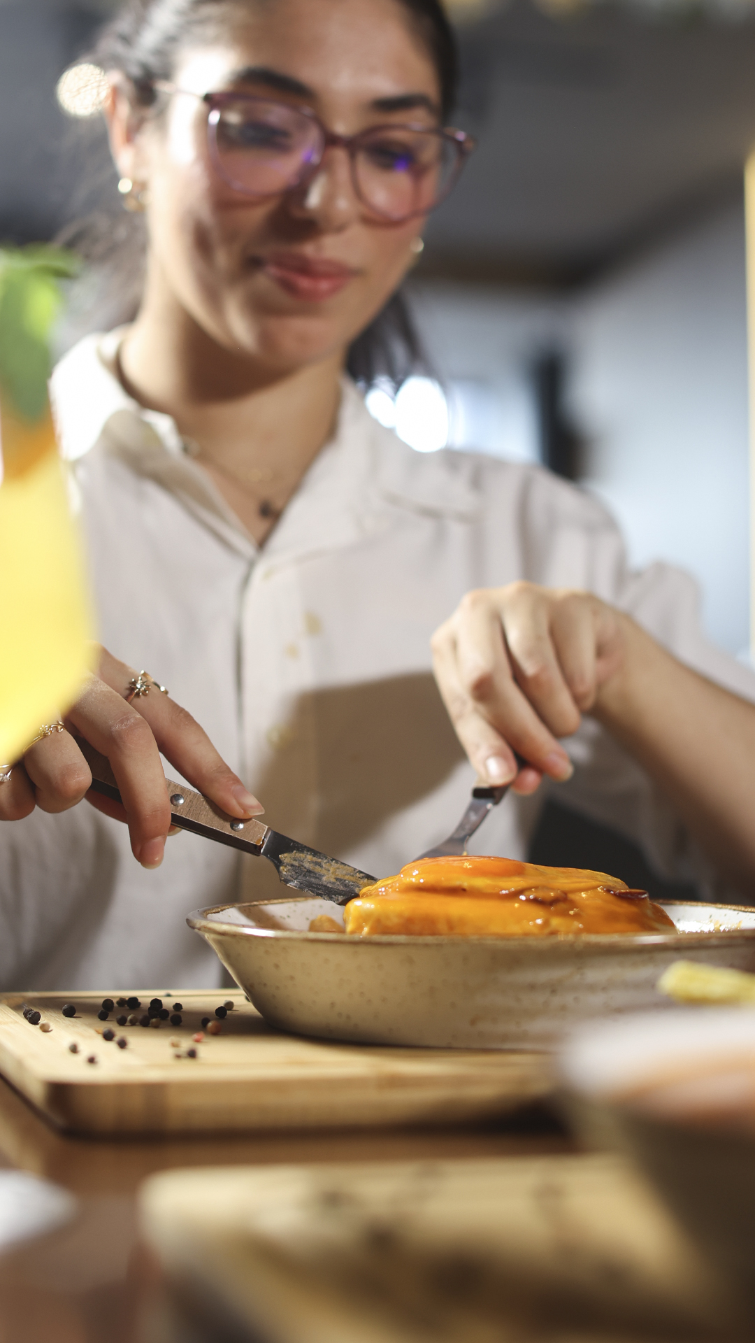 Cliente a desfrutar de uma refeição no restaurante Os Eusébios