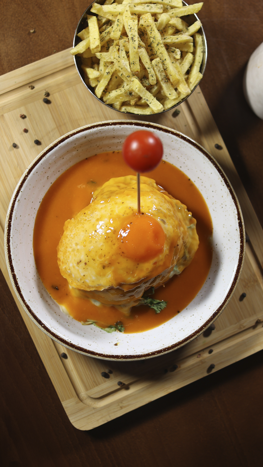 Francesinha com batatas fotografada de cima