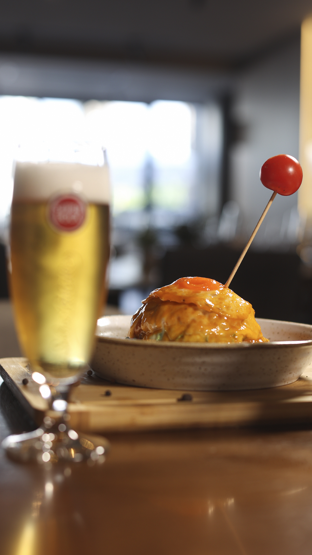 Prato e cerveja no restaurante Os Eusébios